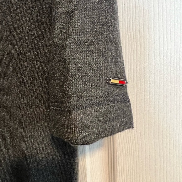 Tommy Hilfiger gray shirt sleeved sweater. Size Large. - Picture 3 of 6